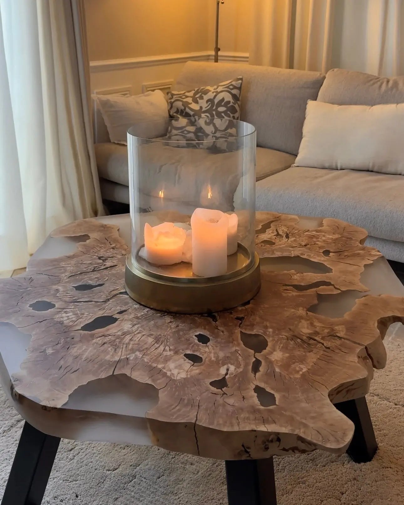 Table basse en bois d'olivier et résine