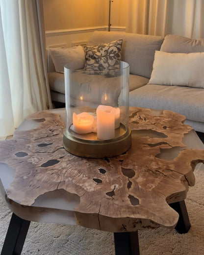Table basse en bois d'olivier et résine