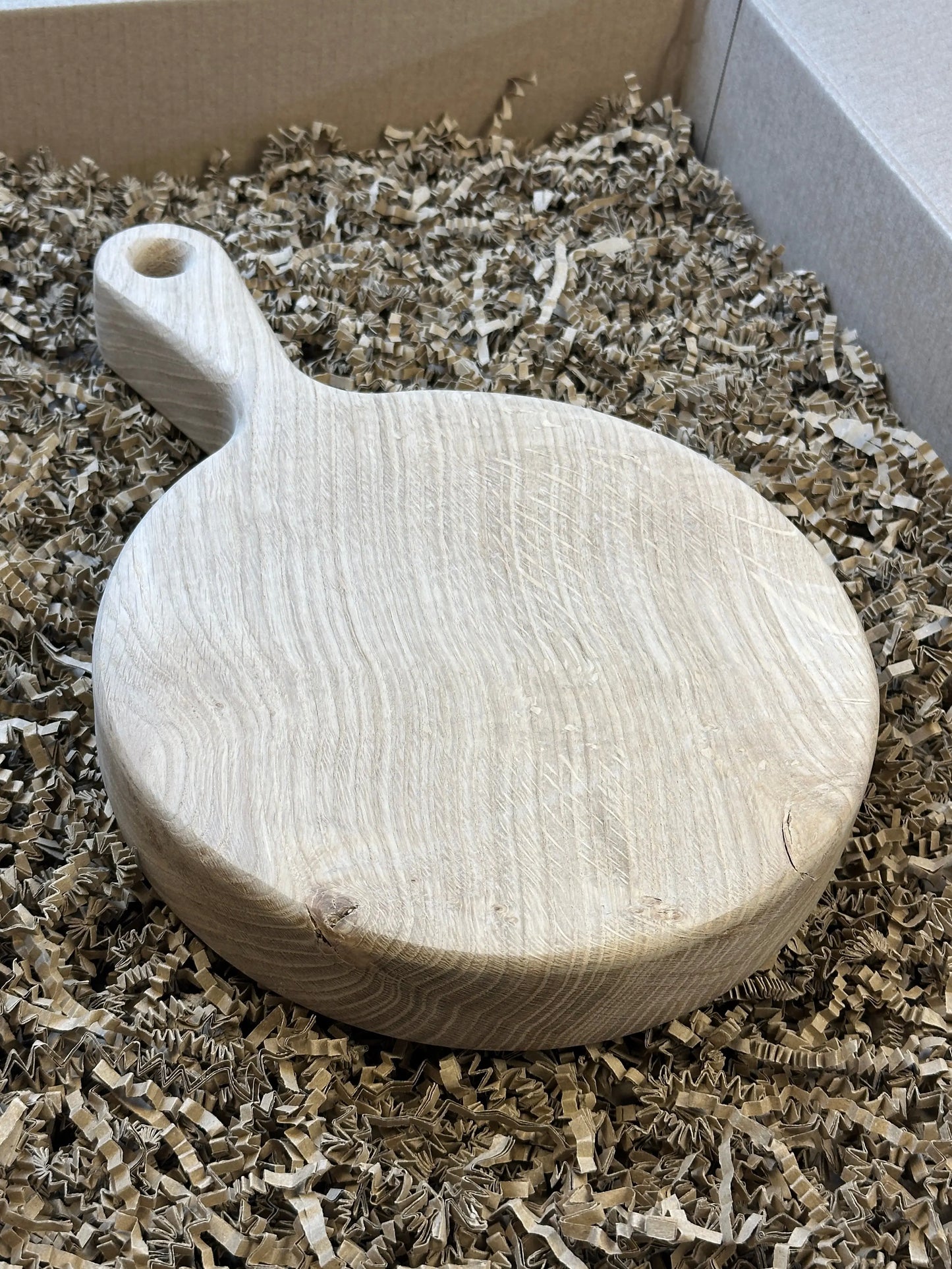 Planche à découper ronde en chêne massif design unique
