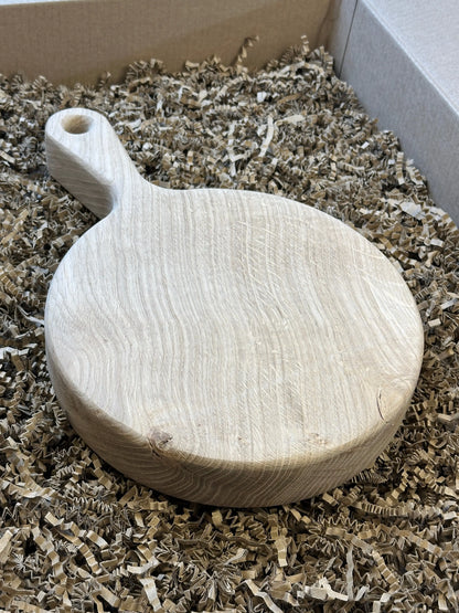Planche à découper ronde en chêne massif design unique